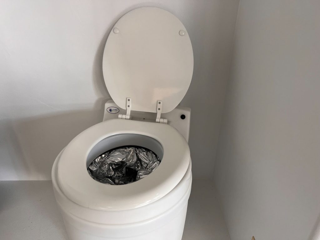 Dry store flush toilet